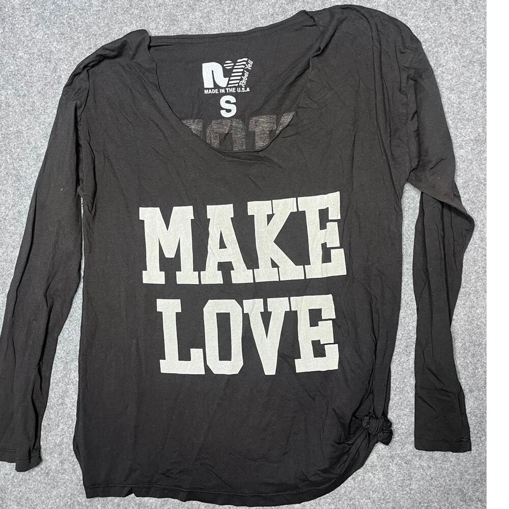 Rebel Yell Make Love Not War Graphic Long Sleeve Tee Wide Neck Raw Hem Black S